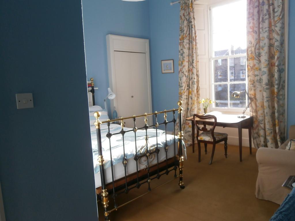 Winter Cherry Bed & Breakfast Единбург Стая снимка