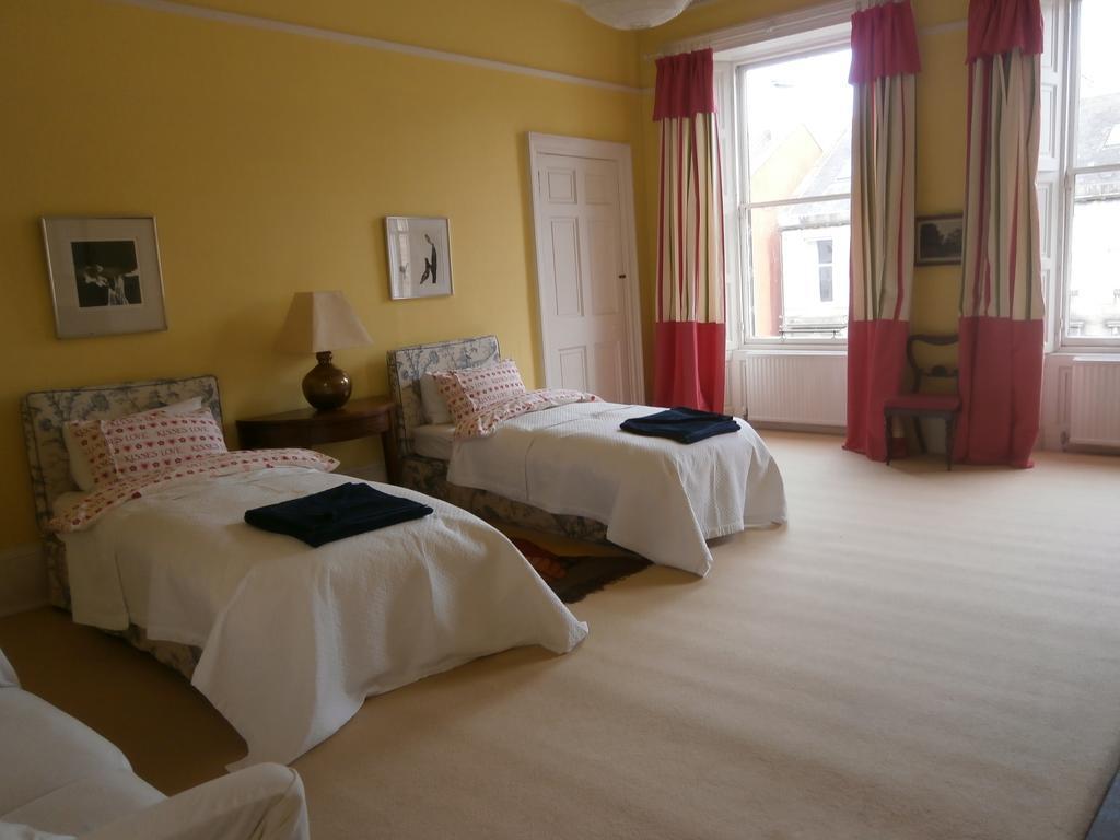 Winter Cherry Bed & Breakfast Единбург Стая снимка