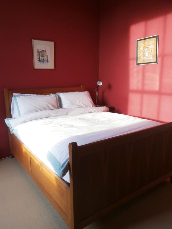 Winter Cherry Bed & Breakfast Единбург Стая снимка