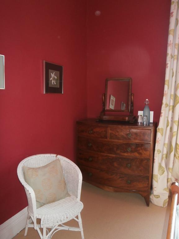 Winter Cherry Bed & Breakfast Единбург Стая снимка