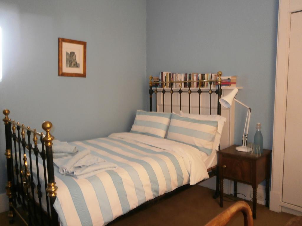 Winter Cherry Bed & Breakfast Единбург Стая снимка