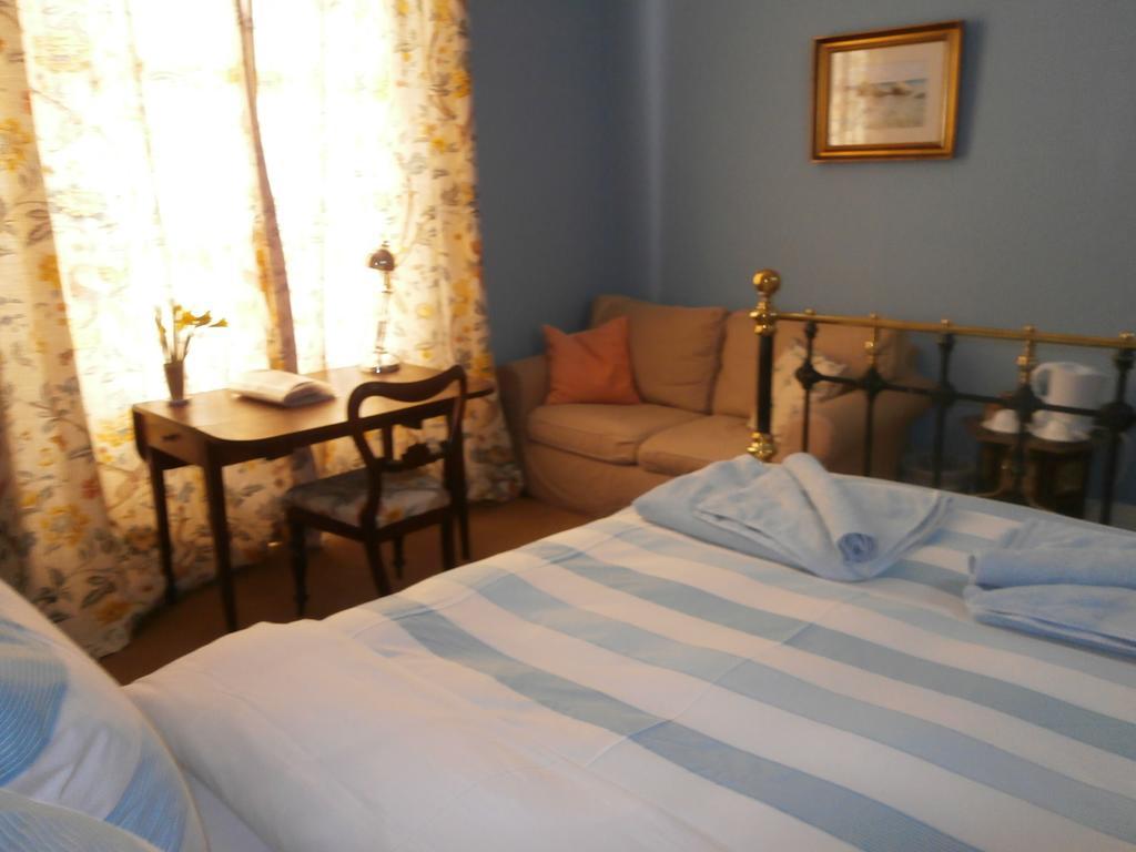 Winter Cherry Bed & Breakfast Единбург Стая снимка