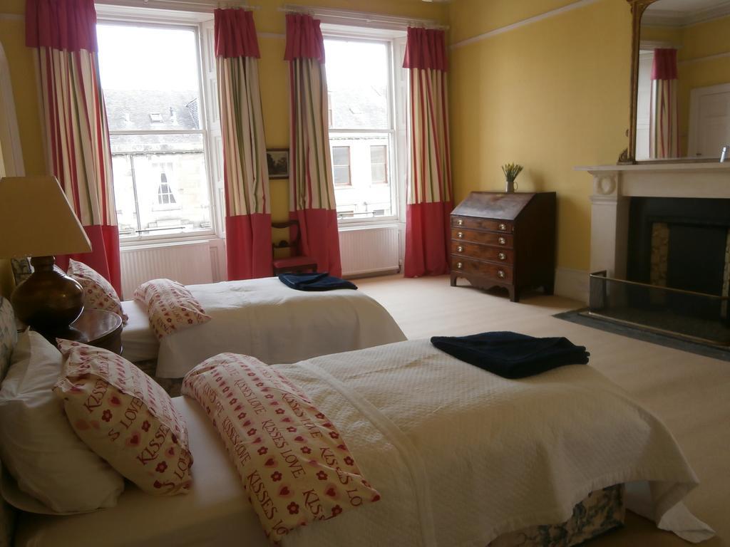 Winter Cherry Bed & Breakfast Единбург Стая снимка