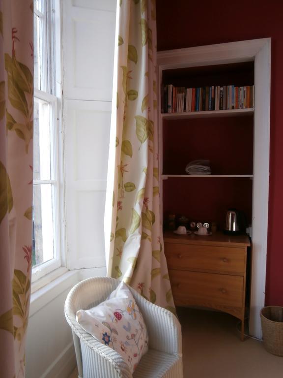 Winter Cherry Bed & Breakfast Единбург Стая снимка