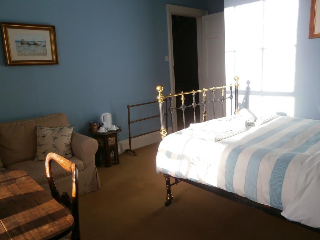 Winter Cherry Bed & Breakfast Единбург Стая снимка