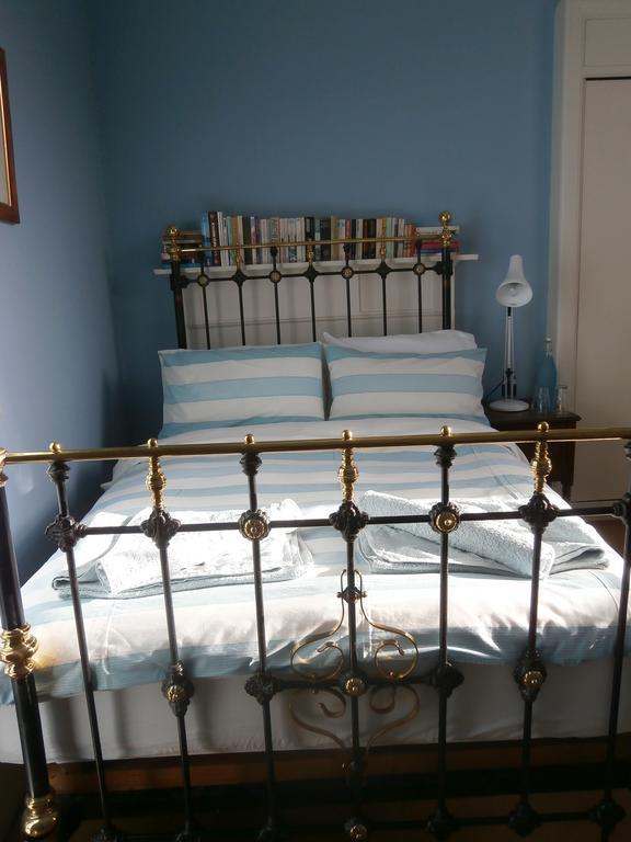 Winter Cherry Bed & Breakfast Единбург Стая снимка