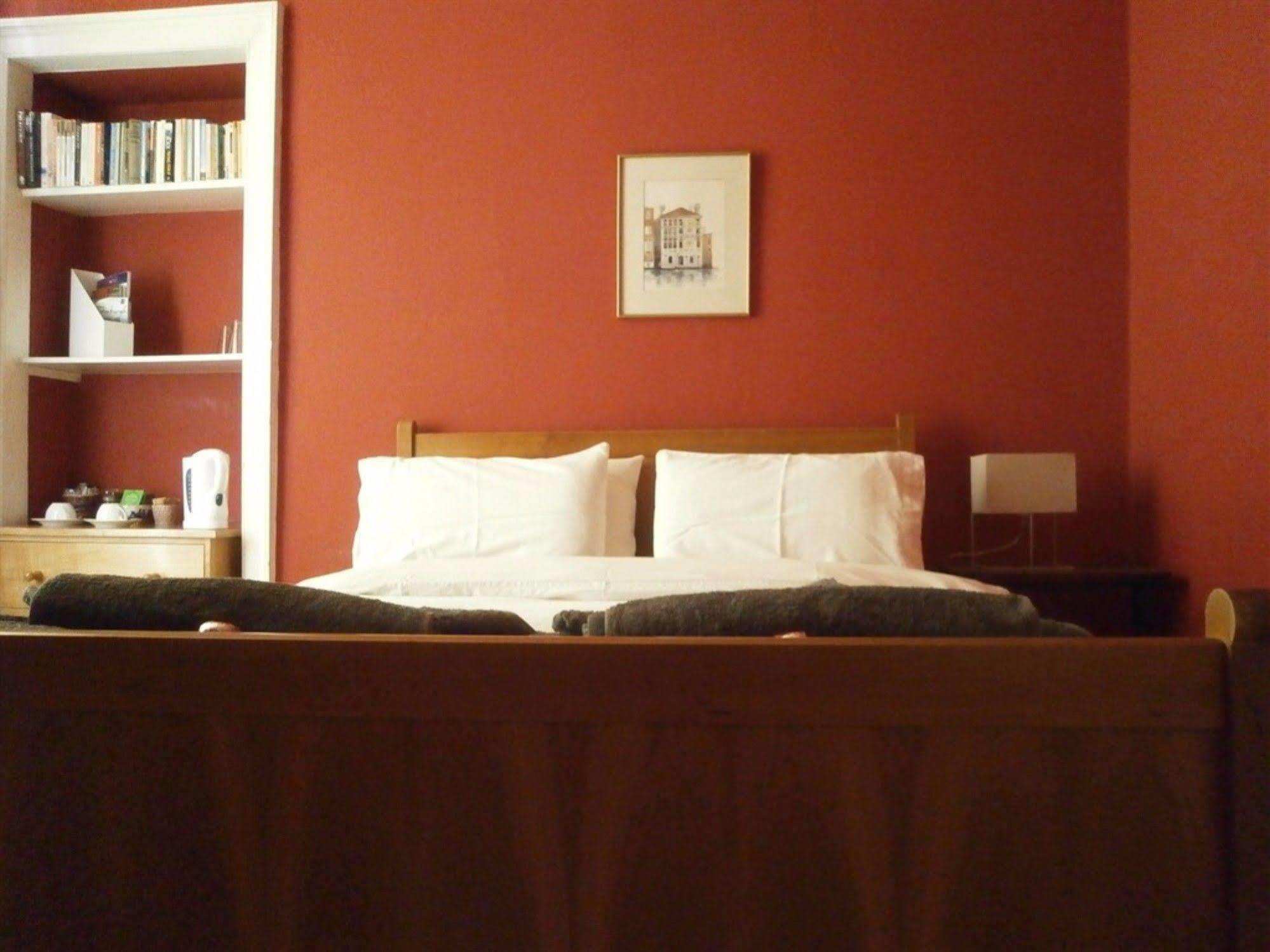 Winter Cherry Bed & Breakfast Единбург Екстериор снимка