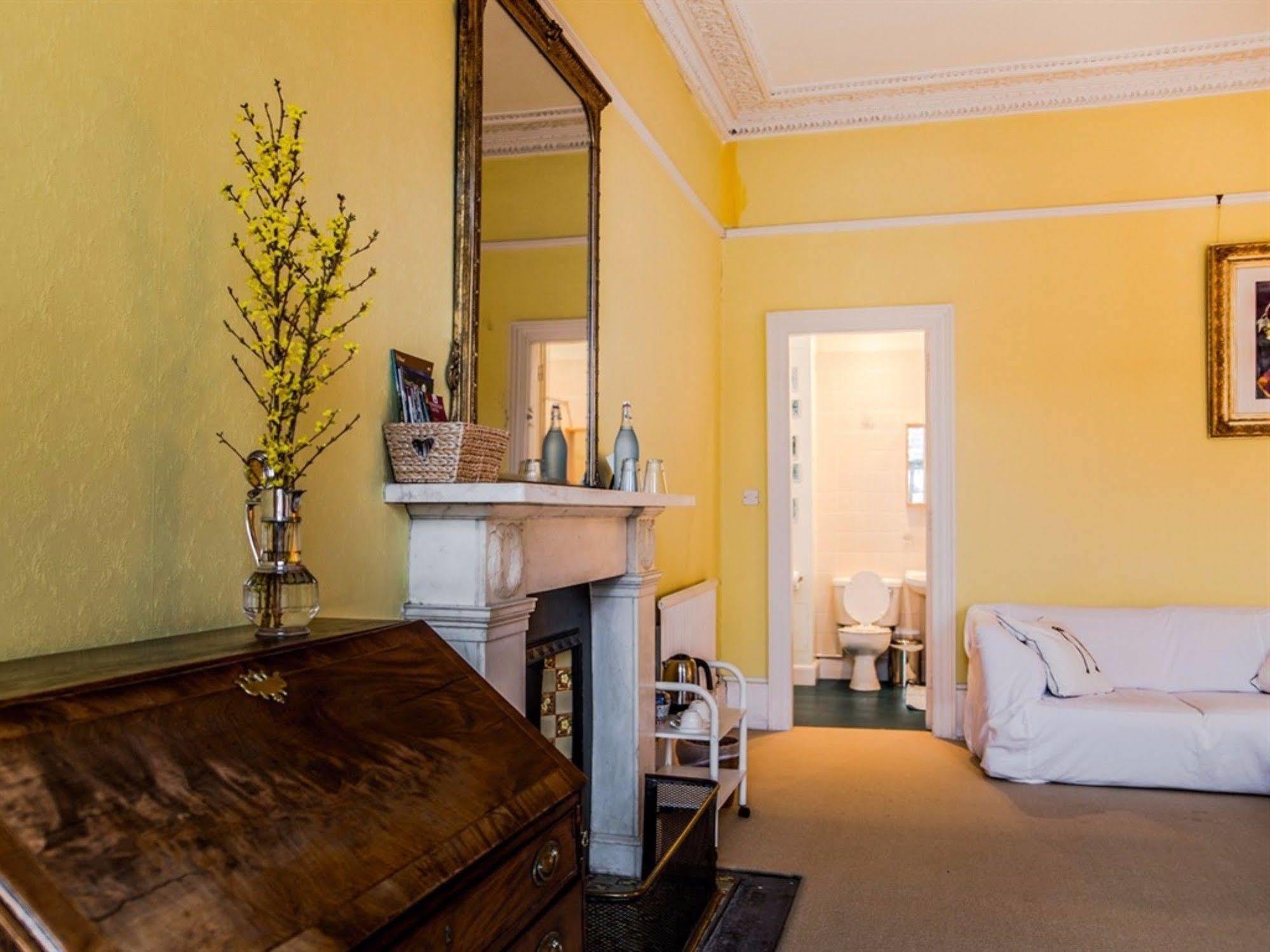 Winter Cherry Bed & Breakfast Единбург Екстериор снимка