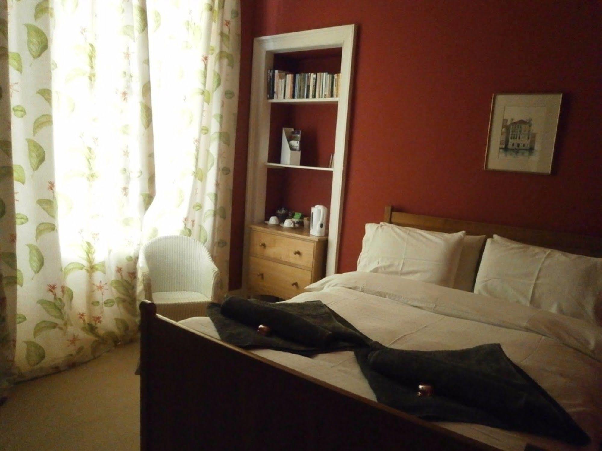 Winter Cherry Bed & Breakfast Единбург Екстериор снимка