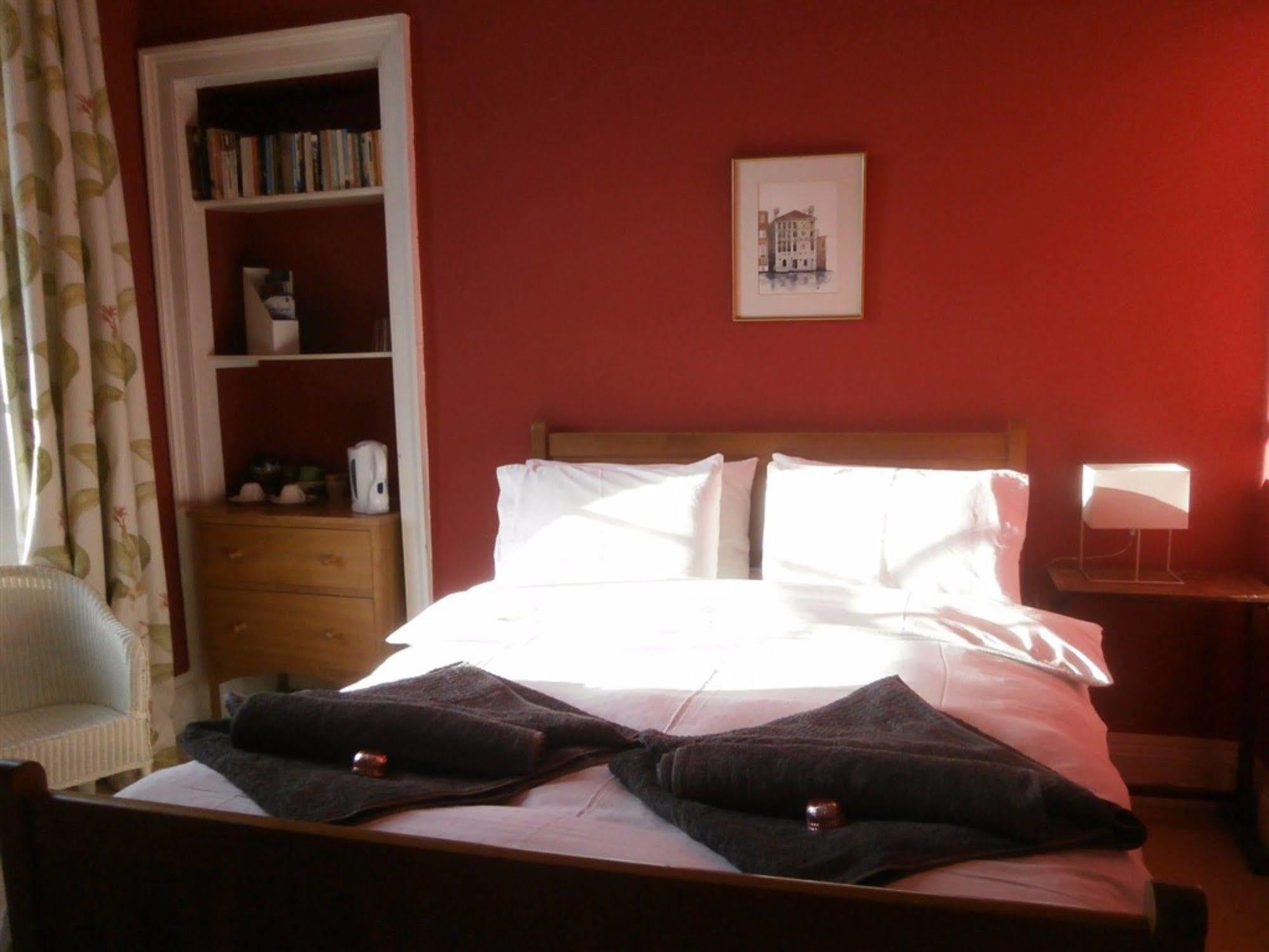 Winter Cherry Bed & Breakfast Единбург Екстериор снимка